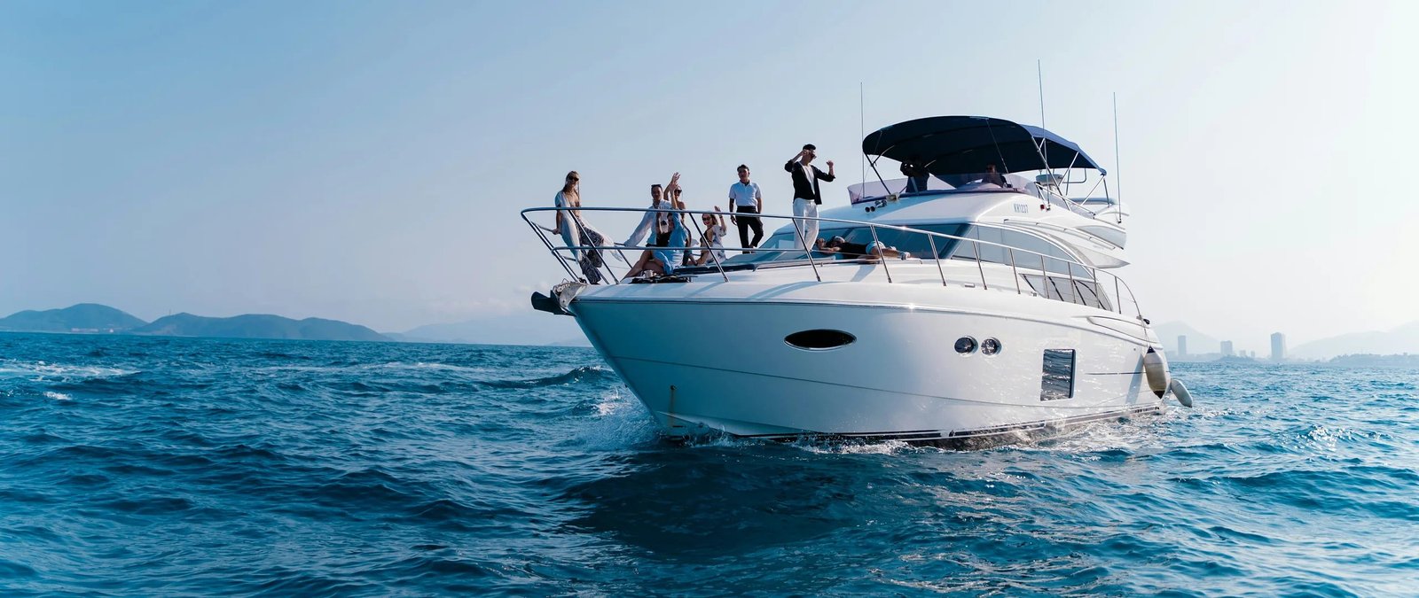 Yate navegando con invitados a bordo