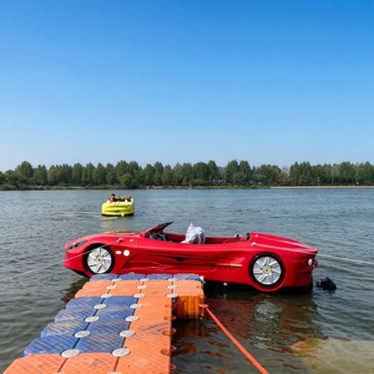 Jetcar Monza SP2 rojo para 2 personas amarrado a un muelle flotante