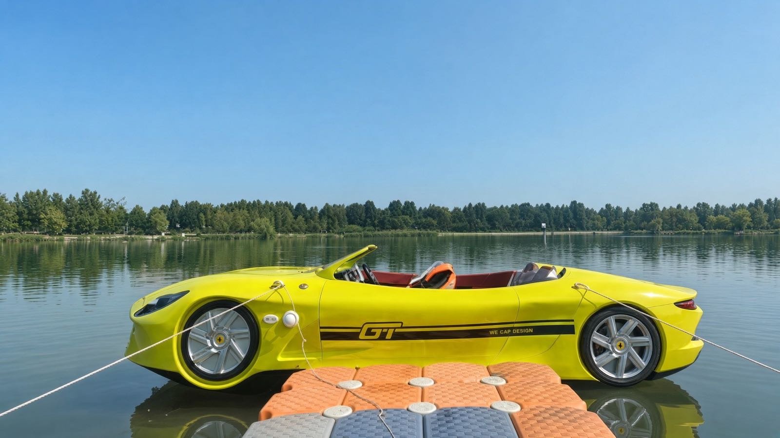 Jetcar Portofino amarillo para 4 personas amarrado a un muelle flotante